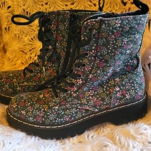 Sincerely Jules Floral boots. No Wear. Perfect Condition.